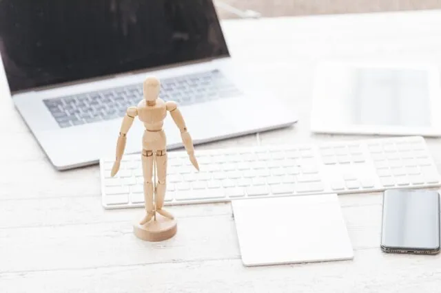 shopifyについてパソコンで調べている