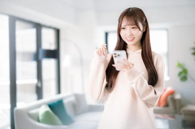 tiktokを見る女の人の画像