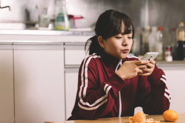 tiktokを見る女性の画像