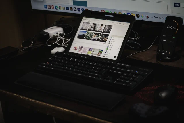 shopifyを見るパソコン