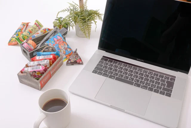 shopifyを見るパソコン