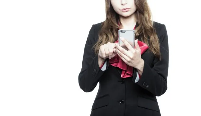tiktokをいじる女性