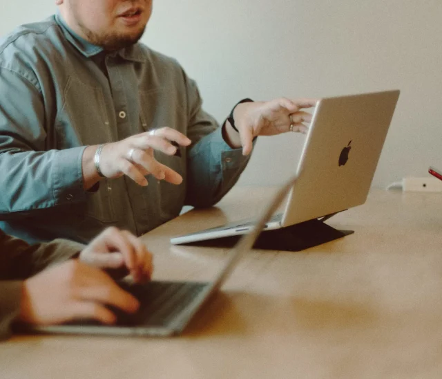 shopifyを見るパソコン
