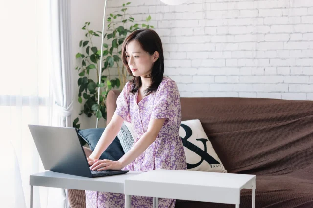 shopifyをいじる女性