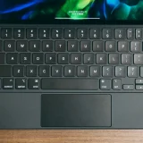 shopifyを見るパソコン