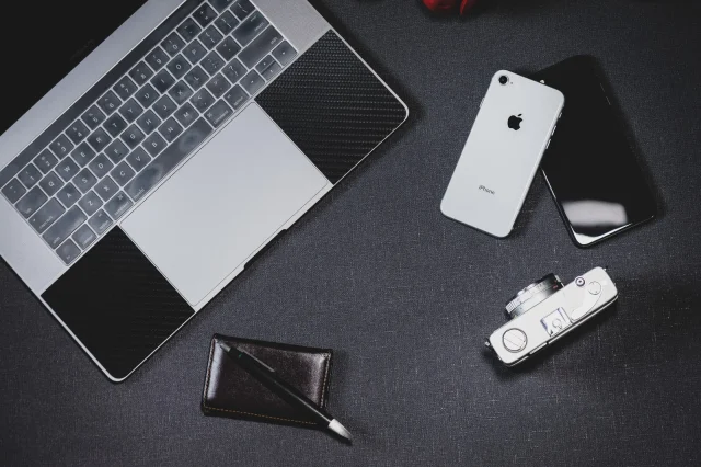 shopifyを見るパソコン
