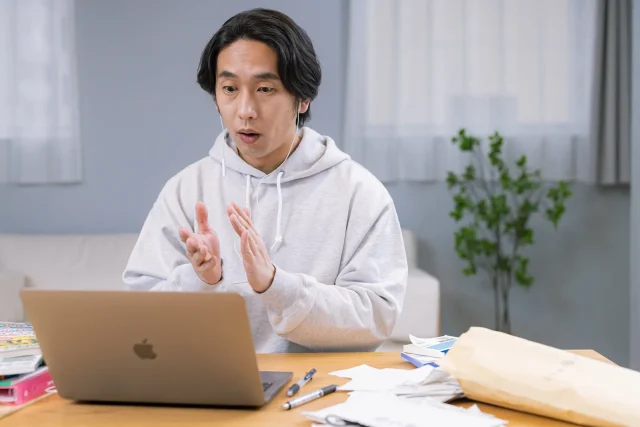 shopifyを見るパソコン