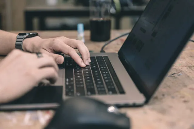 パソコンでshopifyについて調べている