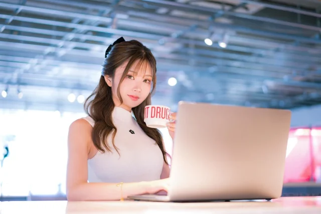 shopifyを見る女性