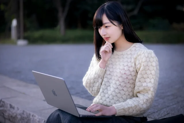 shopifyを見るパソコン