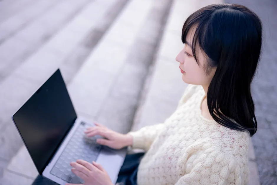 shopifyを見るパソコン